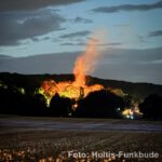 Großbrand in Neuwied-Hüllenberg (mein QTH) am 09.08.2026

Ein massiver Holzstapelbrand forderte gestern Abend den stundenlangen Großeinsatz von mehr als 120 Einsatzkräften. Da das Feuer unmittelbar am Waldrand wütete, bestand akute Ausbreitungsgefahr. Die schwierige Löschwasserversorgung im Waldgebiet wurde über einen logistisch anspruchsvollen Pendelverkehr mit Tanklöschfahrzeugen gelöst.
Ein großes Lob gilt hierbei auch den örtlichen Landwirten, die beim Löschwassertransport spontan Unterstützung leisteten.

Als Hausbesitzer direkt am Waldrand von Hüllenberg bin ich unfassbar dankbar für dieses schnelle Eingreifen. Ihr habt Schlimmeres verhindert! Ein dickes Danke an die Löschzüge aus Neuwied (Stadt, Feldkirchen, Niederbieber-Segendorf, Gladbach, Irlich, Oberbieber) sowie für die Unterstützung aus Neustadt, Rheinbrohl, Vettelschoß und Waldbreitbach! Ich hoffe, ich habe niemanden vergessen. DANKE! 🙏❤️

#Feuerwehr #Neuwied #Hüllenberg #Großeinsatz