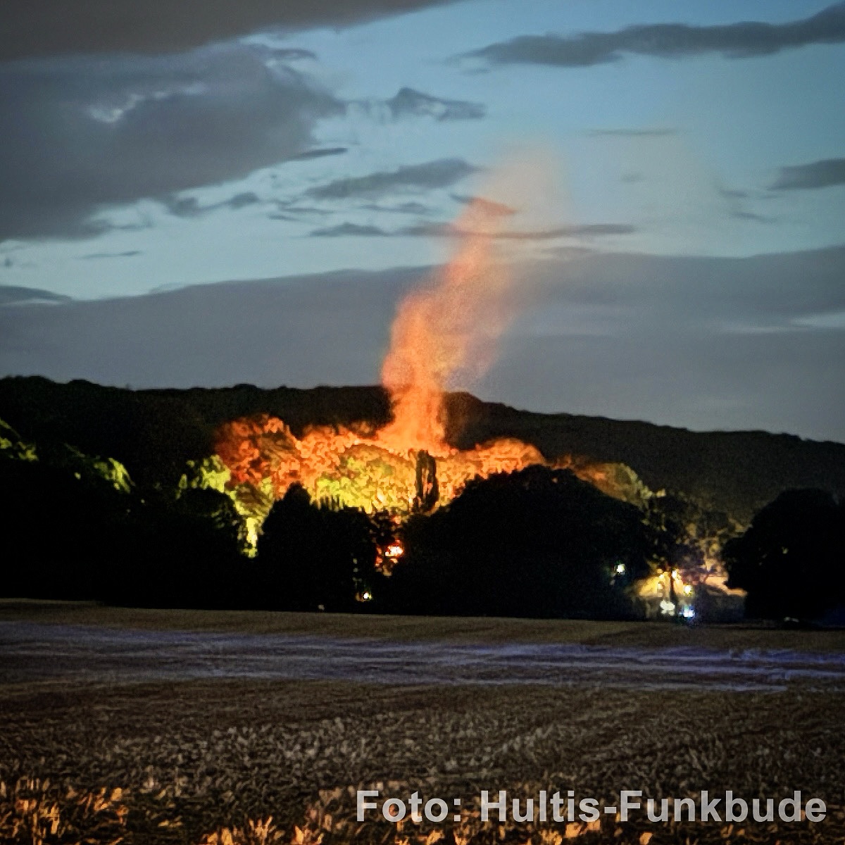 Großbrand in Neuwied-Hüllenberg (mein QTH) am 09.08.2026

Ein massiver Holzstapelbrand forderte gestern Abend den stundenlangen Großeinsatz von mehr als 120 Einsatzkräften. Da das Feuer unmittelbar am Waldrand wütete, bestand akute Ausbreitungsgefahr. Die schwierige Löschwasserversorgung im Waldgebiet wurde über einen logistisch anspruchsvollen Pendelverkehr mit Tanklöschfahrzeugen gelöst.
Ein großes Lob gilt hierbei auch den örtlichen Landwirten, die beim Löschwassertransport spontan Unterstützung leisteten.

Als Hausbesitzer direkt am Waldrand von Hüllenberg bin ich unfassbar dankbar für dieses schnelle Eingreifen. Ihr habt Schlimmeres verhindert! Ein dickes Danke an die Löschzüge aus Neuwied (Stadt, Feldkirchen, Niederbieber-Segendorf, Gladbach, Irlich, Oberbieber) sowie für die Unterstützung aus Neustadt, Rheinbrohl, Vettelschoß und Waldbreitbach! Ich hoffe, ich habe niemanden vergessen. DANKE! 🙏❤️

#Feuerwehr #Neuwied #Hüllenberg #Großeinsatz